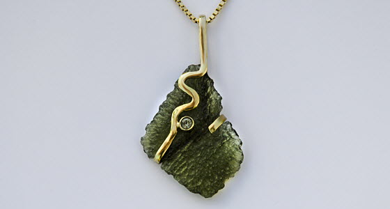 Bente Wagner - Halsvedhng - Moldavit 14 ct guld og zirkon